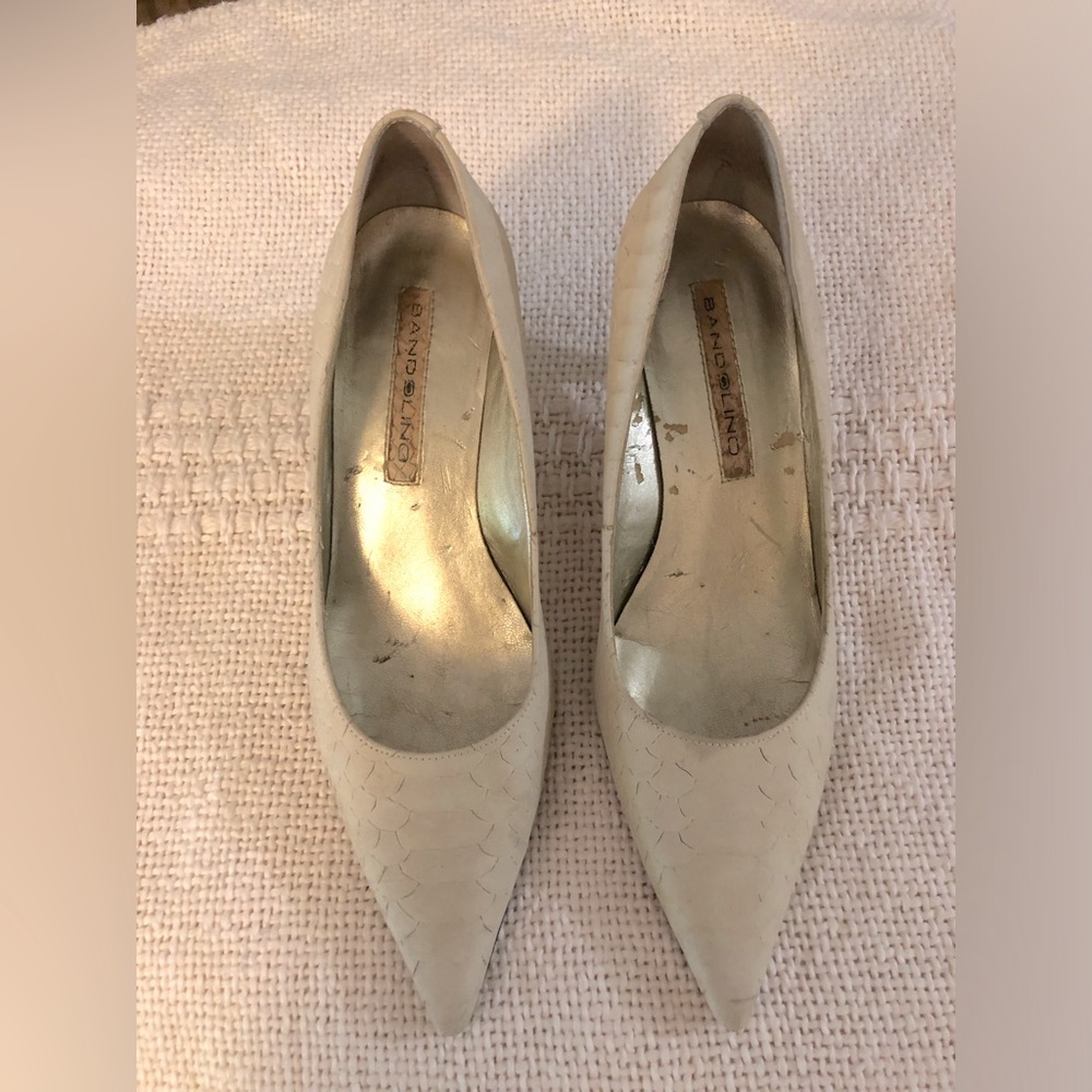 Bandolino White Heels Classic Design